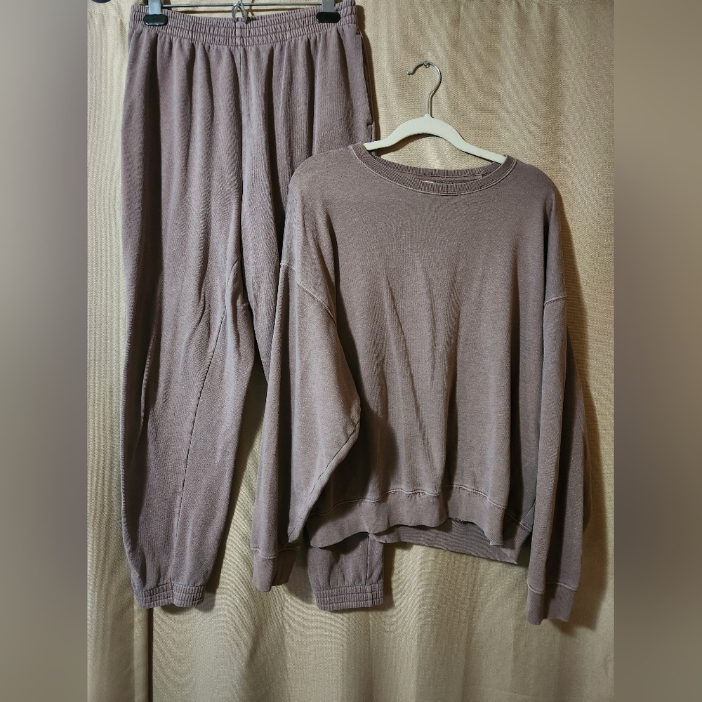 VS PINK MATCHINH SET- Sweatshirt & Sweatpants Size MEDIUM